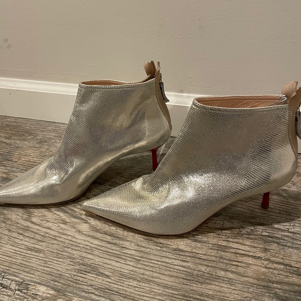AGL short heeled booties